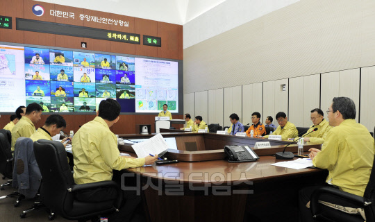 국민안전처는 26일 정부세종2청사 1층 중앙재난안전상황실에서 관계부처 담당국장 및 전국 17개 재난안전 실·국장이 참석한 가운데 설 연휴기간(1.27∼30일) 대설 안전대책 마련을 위한 관계기관 긴급대책회의를 하고 있다. 안전처 제공